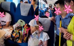 Bà cô gọi nhân viên trên tàu xử lý hai bạn nữ mua 3 vé nhưng chỉ ngồi 2 ghế, không chịu nhường chỗ
