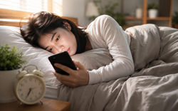 Sáng vừa thức dậy đã lướt điện thoại, chuyên gia cảnh báo 5 tác hại