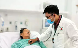 Ngừng tim giữa đường, người đàn ông được cứu sống nhờ bác sĩ tình cờ đi qua