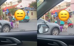 Xôn xao đoạn clip người phụ nữ quỳ giữa đường, van xin chủ ô tô sau va chạm giao thông