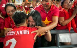 Xuân Mạnh hạnh phúc vỡ oà ôm mẹ và vợ, nàng WAG xứ Nghệ bật khóc ăn mừng ĐT Việt Nam thắng Thái Lan