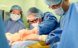 Mất dạ dày sau khi uống nhầm thuốc tẩy bồn cầu