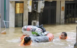 Nhà ngập đến mái, người dân Lạng Sơn bơi trên lũ để di tản