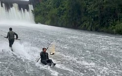 Bắc Ninh: Bất chấp nước lũ chảy xiết, nhiều người vẫn lao xuống đập tràn bắt cá