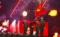 Hàng ngàn khán giả xúc động trước màn diễu binh đặc biệt tại concert “Tổ quốc trong tim”