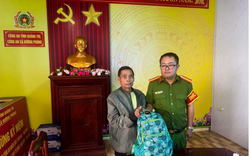Công an xác minh 24,9 triệu đồng tiền mặt bên trong chiếc ba lô học sinh màu xanh nằm bên đường