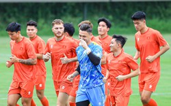 Lê Giang Patrik xuất hiện với ngón tay băng kín, tíu tít trò chuyện cùng Hai Long trong buổi tập của tuyển Việt Nam