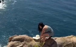 Nữ du khách liều mình đi trên vách đá cheo leo ở Nha Trang