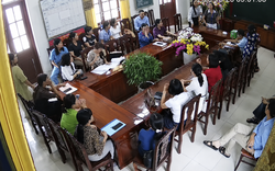 Nữ hiệu trưởng đập bàn, ném cốc thôi làm hiệu trưởng