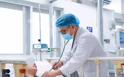 Vừa sinh con, cô gái trẻ hôn mê sâu vì sốt xuất huyết