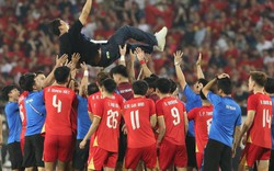Dàn cầu thủ ĐT Việt Nam tung HLV Kim Sang-sik lên cao, cầm áo Duy Mạnh ăn mừng khi đả bại Thái Lan, lên ngôi vô địch Asean Cup 2026