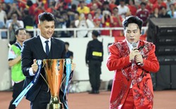 Ca sĩ vừa làm nên lịch sử bóng đá Việt: Lần đầu hát khởi động là "Việt Nam vô địch", được vinh danh trong nước ra quốc tế