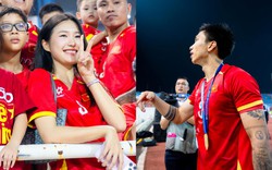 Doãn Hải My khoe visual sáng bừng, Văn Hậu hôn gió rồi loay hoay tìm vợ xuống sân ăn mừng Việt Nam vô địch