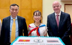 Khung hình quyền lực: Chủ tịch FIFA, tỷ phú Nguyễn Thị Phương Thảo và Chủ tịch Liên Đoàn bóng đá Việt Nam cùng làm một việc