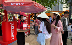 Giới trẻ "đổ bộ" quầy NESCAFÉ, nạp năng lượng cực chill tại Fandom Yêu Nước