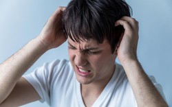 Cảm thấy buồn ngủ sau bữa ăn, vài phút sau người đàn ông ngã quỵ, bác sĩ cảnh báo: Khỏe đến mấy cũng đừng bỏ qua cơn đau đầu kiểu này