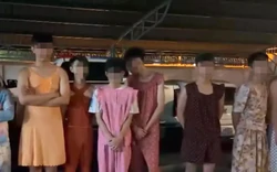 Gây náo loạn đường phố khi 'đi bão', nhóm nam giới mặc váy được mời đi... dọn rác