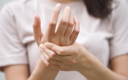 Người phụ nữ 30 tuổi bị sưng, đau khớp không rõ nguyên nhân, đi khám bác sĩ phát hiện điều gây sốc: Loại gia vị có trong căn bếp mọi gia đình là nguyên nhân!
