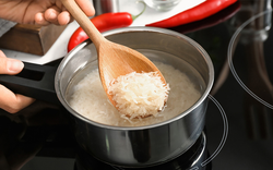 Nấu cơm bằng nước nóng hay nước nguội mới ngon và giàu dinh dưỡng hơn?