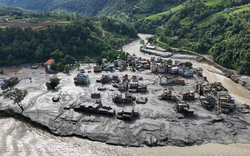 Tảng băng to bằng 28 sân bóng “trên trời rơi xuống” gây lũ quét tử thần ở Nepal