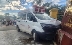 Xe cứu thương va chạm xe máy trên quốc lộ, tông đổ tường rào bệnh viện ở Hà Tĩnh