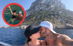 29 năm bên nhau, David Beckham và Victoria vẫn mặn nồng như thuở mới yêu, khoá môi cực ngọt, body tuổi ngoài 50 gây sốt