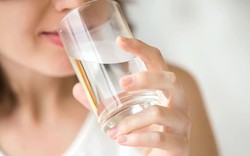 Chỉ uống nước suốt 15 ngày, người phụ nữ 31 tuổi có dáng đi "lạ"