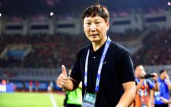 Phỏng vấn HLV Kim Sang-sik: “Tôi bảo với vợ ném hết mấy chiếc áo trắng đi rồi"