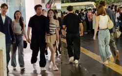 "Tóm dính" 2 Nam vương - 2 Á hậu hẹn hò đôi, sát rạt nắm tay không rời nửa bước bên ngoài nhà thi đấu