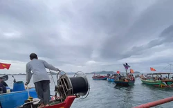 Giông gió đánh chìm hai tàu cá gần cảng Cửa Lò