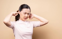 Tác hại không ngờ từ thói quen ngoáy tai