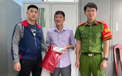 Công an xác minh xấp tiền 500.000 đồng cùng loạt giấy tờ bên trong túi nylon: Tổng số tiền 70 triệu đồng