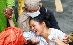 Cứu hộ Nepal xuyên đêm đào bới đường hầm, tìm hơn 900 công nhân mất tích