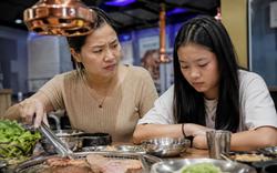 "Hai mẹ con đi ăn đồ nướng" gây tranh cãi khắp MXH: 1 bữa ăn phơi bày bi kịch của không ít bậc cha mẹ