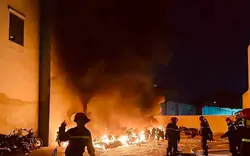 Hàng chục xe máy cháy trơ khung trong đêm ở TPHCM