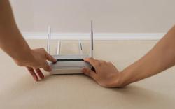 Đặt wifi xuống sàn nhà có làm sao không? Hóa ra đây là lỗi nhiều gia đình đang mắc phải