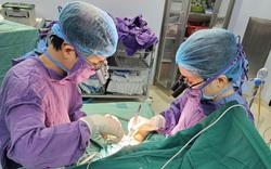Bệnh nhi 4 tuổi ở Tuyên Quang bị đứt rời cánh tay sau tai nạn áo chống nắng cuốn vào xe máy
