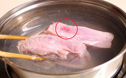 Luộc thịt mãi vẫn hồng, có phải nguồn nước bẩn? Chuyên gia nói điều ít người biết