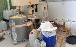 Tạm giữ gần 3,5 tấn kem dưỡng trắng da toàn thân, hé lộ dây chuyền sản xuất bên trong căn nhà thuê