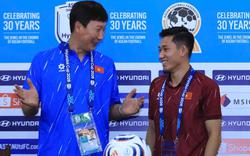 HLV Kim Sang-sik trêu đùa khiến Hai Long ngượng đỏ mặt