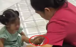 Công an xác minh vụ bảo mẫu đánh chửi, bắn dây thun vào trẻ