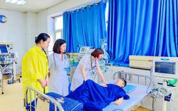 Đưa con đi bơi, nữ bác sỹ kịp thời ép tim cứu bé trai bị đuối nước