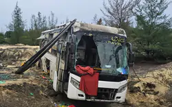 Xe khách chở 18 người lao xuống hố sâu ở Quảng Trị