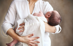 Chồng mắc ung thư đại tràng quyết định trữ tinh trùng trước xạ trị: Một năm sau cưới vợ, nay đã đón con đầu lòng