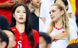 Cận cảnh Doãn Hải My visual sáng bừng, vợ Xuân Son đặt tay lên ngực hát quốc ca đầy cảm xúc trong trận đấu của ĐT Việt Nam