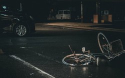 Người đi xe đạp lấy đồ trong xe rồi không trả, người đàn ông lái ô tô đuổi theo cán tử vong đối phương