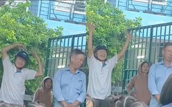 Clip ông múa say sưa để nhắc bài cho cháu trên sân khấu làm dân mạng "tan chảy"