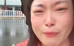 Biết lý do người mẹ này khóc lóc ầm ĩ giữa đường, cư dân mạng bối rối: Thế này thì sao dạy con tự lập được?