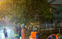 Đà Nẵng: Ngập sâu do mưa lớn, lực lượng chức năng khẩn cấp di dời dân trong đêm