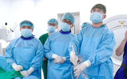 1 bệnh viện tại Hà Nội vừa ghi dấu bước tiến mới: Mổ cột sống thành công qua vết rạch chỉ 1cm